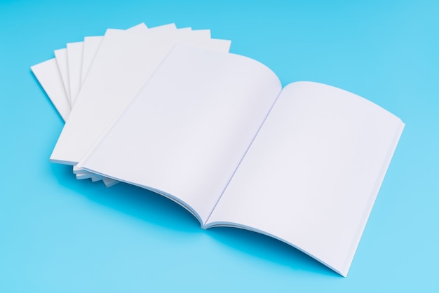 Blank Katalog, Zeitschriften, Buch mock up auf blauem Hintergrund. .