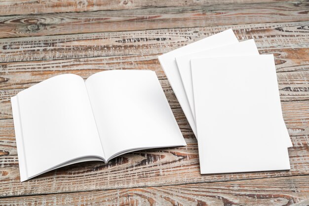 Blank Katalog, Zeitschriften, Buch mock up auf Holz Hintergrund.