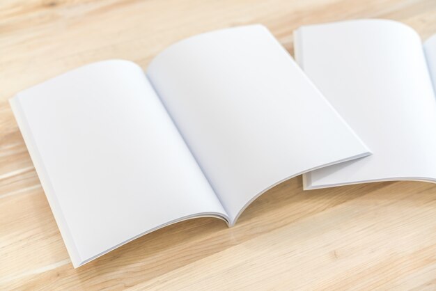 Blank Katalog, Zeitschriften, Buch mock up auf Holz Hintergrund.