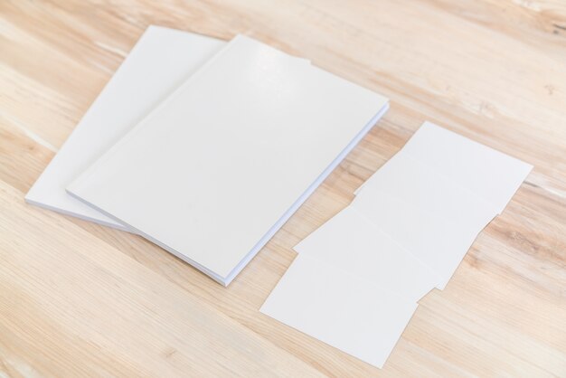 Blank Katalog, Zeitschriften, Buch mock up auf Holz Hintergrund.