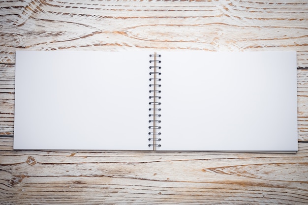Kostenloses Foto blank notebook auf holzuntergrund