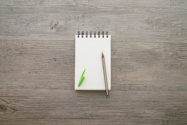 Blank Notebook mit Stift auf Holzoberfläche