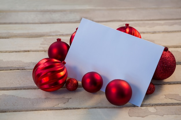 Blank Papier mit Weihnachtskugeln