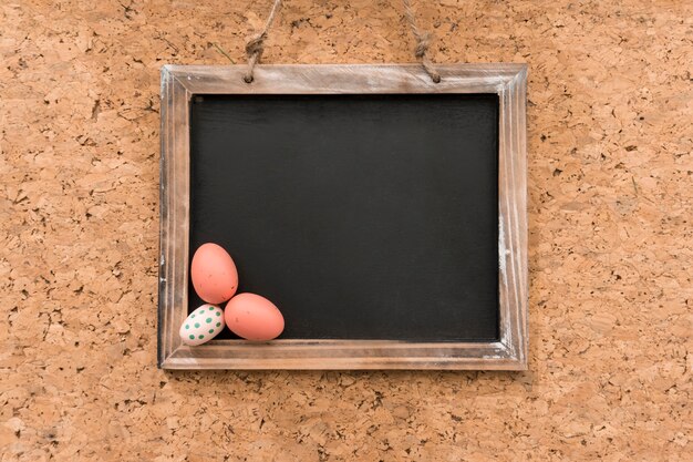 Blank Slate mit drei farbigen Eier für Ostern Tag