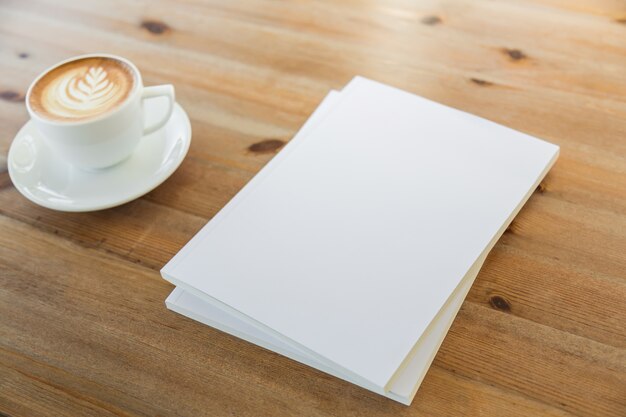 Blank Stück Papier neben einem Kaffee