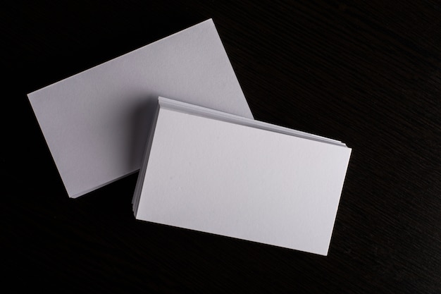 Kostenloses Foto blank weiß visitenkarte präsentation corporate identity auf holz hintergrund