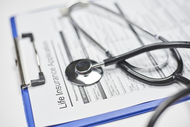 Blanko Lebensversicherungsantrag und ein Stethoskop