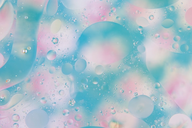 Blasen auf blauem und rosa Hintergrund