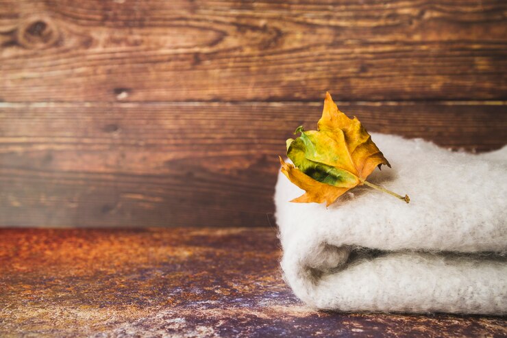 Kostenlose Foto blatt, das auf plaid liegt