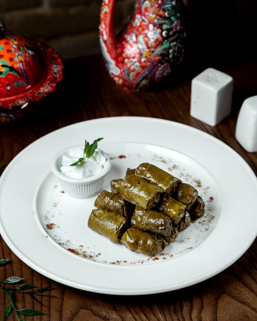 Kostenloses Foto blatt dolma mit fleisch auf dem tisch