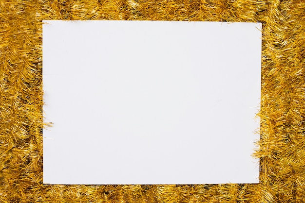 Blatt Papier auf Gold Lametta