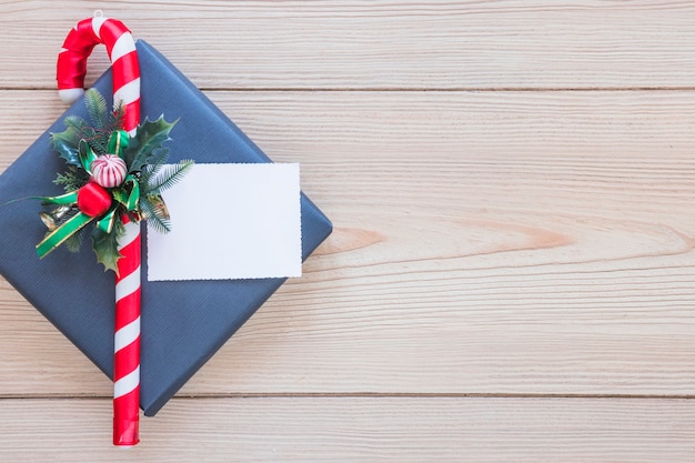 Blatt und dekorativer Stock auf Geschenkbox