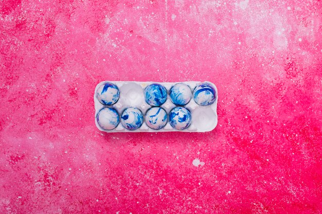 Blau bemalte Eier im Tablett