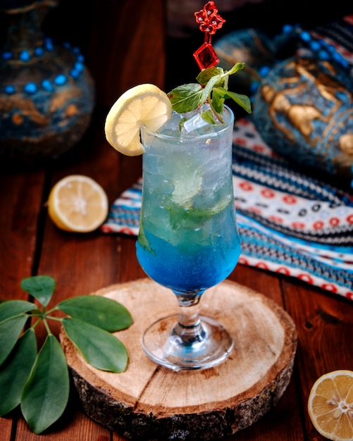 Kostenloses Foto blau gefrorener cocktail auf dem tisch