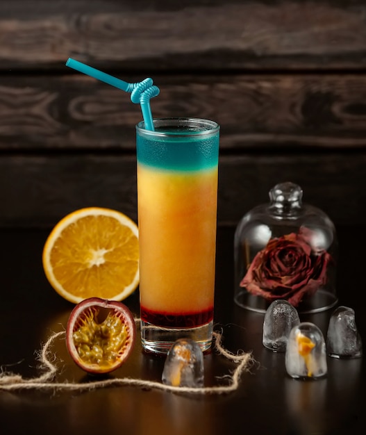 Kostenloses Foto blau-orange cocktail auf dem tisch