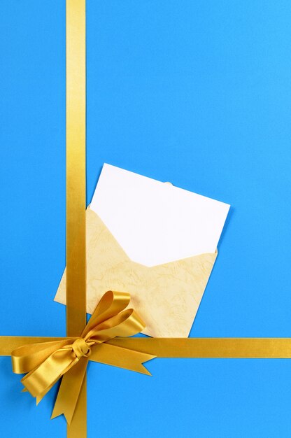 Blau und Gold Geschenk mit Weihnachtskarte