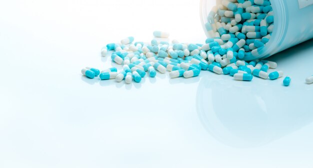 Rosa Grune Und Rote Tabletten Auf Weissem Hintergrund Mit Bernsteinfarbigem Drogenflaschenbehalter Lichtbestandige Verpackung Pharmaindustrie Vitamin Und Erganzungsprodukt Bunte Pillen Und Medizinglaser Premium Foto