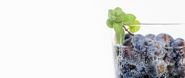 Blaubeeren in einem Glas Wasser kopieren Raum