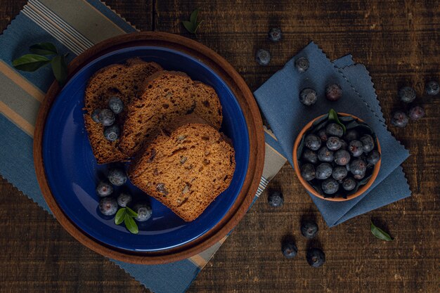 Blaubeeren und Draufsicht des Kuchens