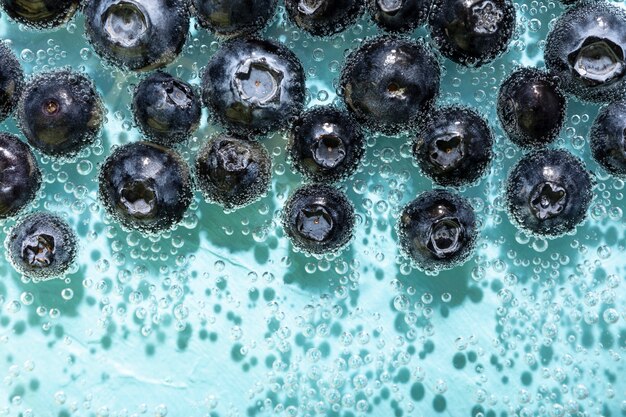 Blaubeeren von oben mit Sprudelwasser