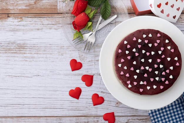 Kostenloses Foto blaubeerkäsekuchen verziert mit süßen herzen auf holztisch