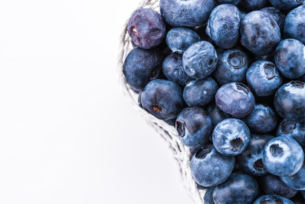 Blaubeerkorb getrennt auf Weiß