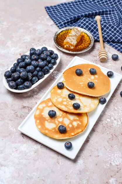 Blaubeerpfannkuchen auf brauner heller Oberfläche