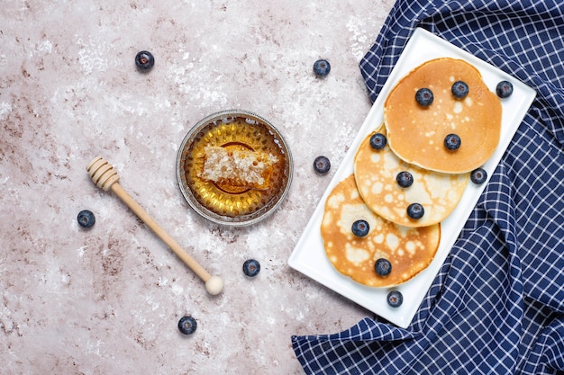 Kostenloses Foto blaubeerpfannkuchen auf brauner heller oberfläche