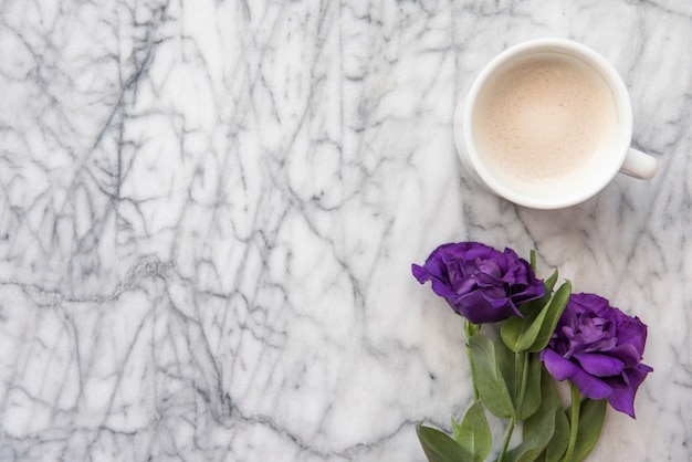 Kostenloses Foto blaue blumen mit kaffeetasse auf tabelle