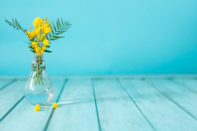 Blaue Bretter mit gelben Blüten