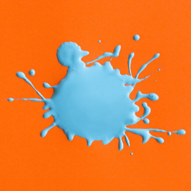 blaue Farbe Splash auf Orange