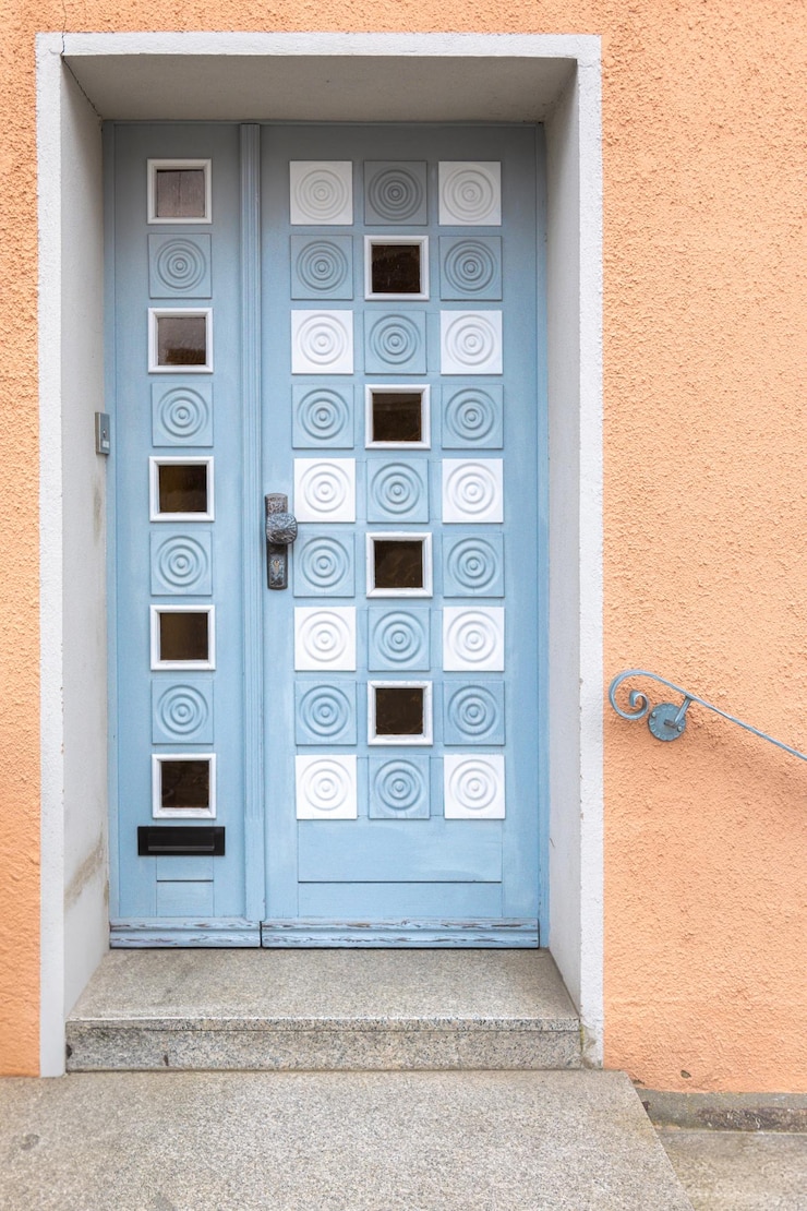 Kostenlose Foto blaue geometrische tür mit muster eingang moderne ästhetik