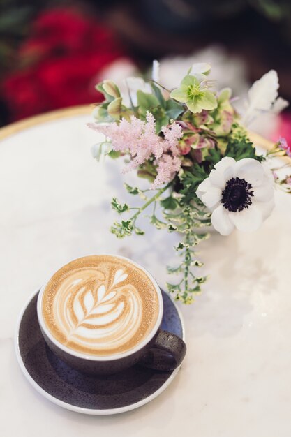 Blaue Keramik-Teetasse mit Latte