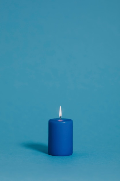 Blaue Kerze auf Blau