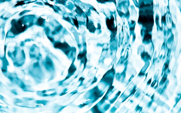 Blaue kristalline Wasserringe der Nahaufnahme