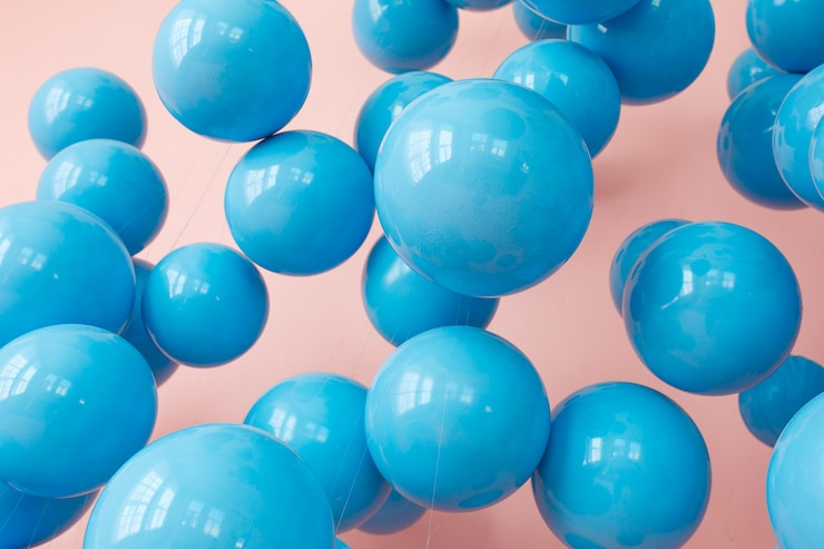 Kostenlose Foto blaue luftballons, blaue blasen auf rosa hintergrund. moderne kräftige pastellfarben