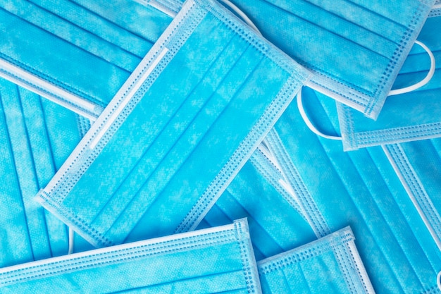 Blaue medizinische Gesichtsmasken zum Schutz vor Coronaviren