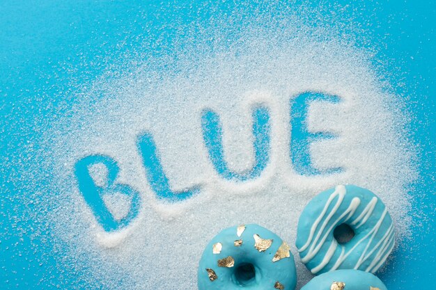 Blaue Montagskomposition mit Donuts