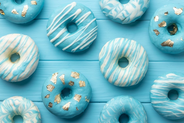 Blaue Montagskomposition mit Donuts