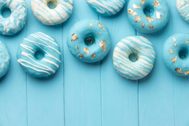 Blaue Montagskomposition mit Donuts