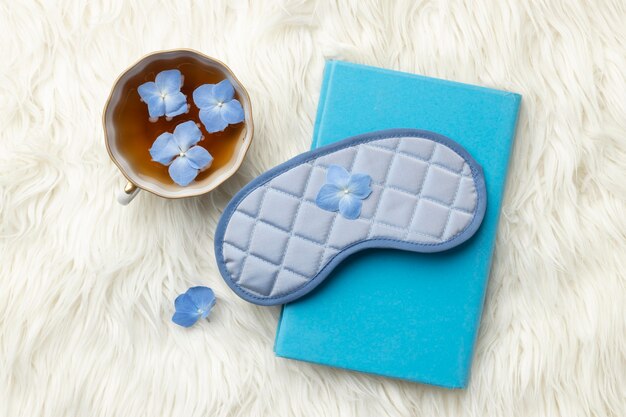 Blaue Montagskomposition mit Tasse Tee