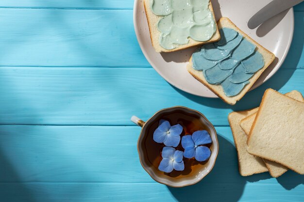 Blaue Montagskomposition mit Tasse Tee