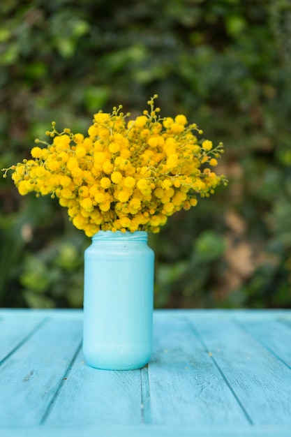 Blaue Oberfläche mit Blumen auf einer Vase