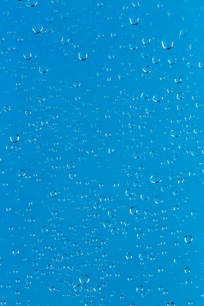 Blaue Oberfläche mit Wassertropfen