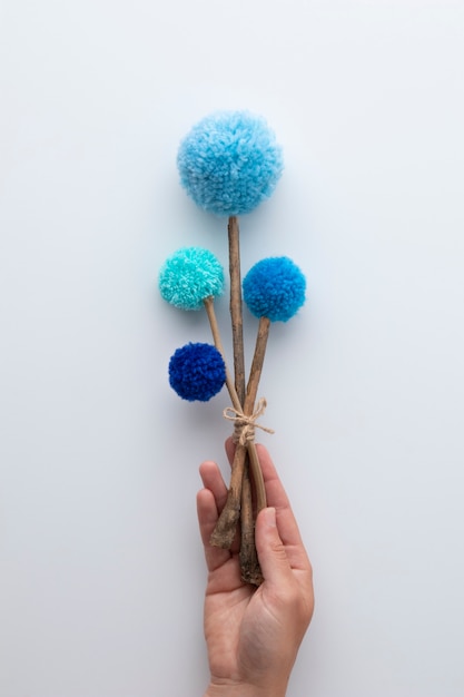 Blaue Pom Poms Anordnung Draufsicht