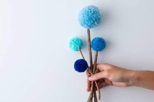 Blaue Pom Poms Anordnung flach liegend