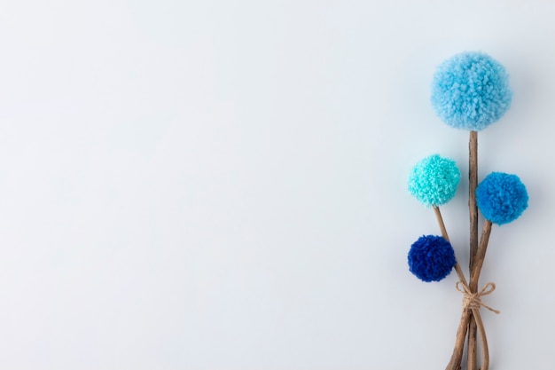 Blaue Pom Poms mit Draufsicht des Kopierraums