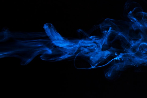 Blaue Rauchüberlagerungsbeschaffenheitsbewegung auf schwarzem Hintergrund