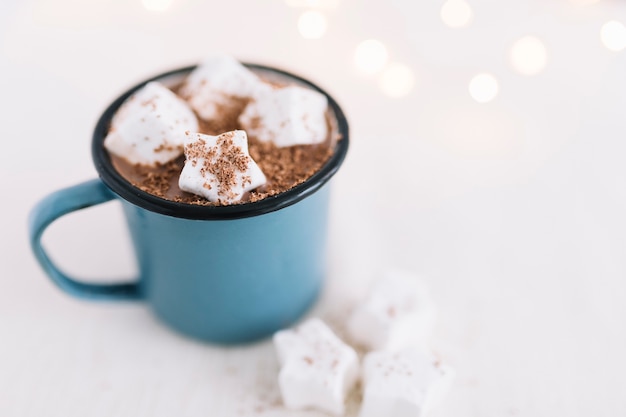 Blaue Tasse mit Kakao und weichen Marshmallows