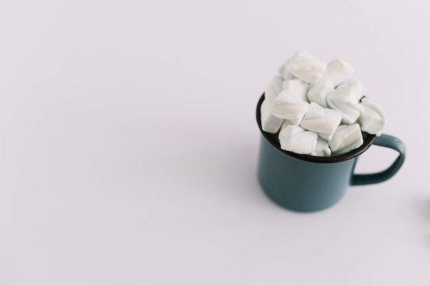 Blaue Tasse mit Marshmallows